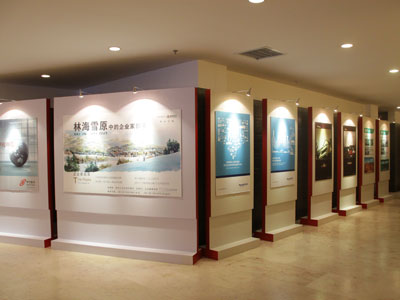 图文:会场外走廊的展览板_会议讲座_新浪财经_新浪网