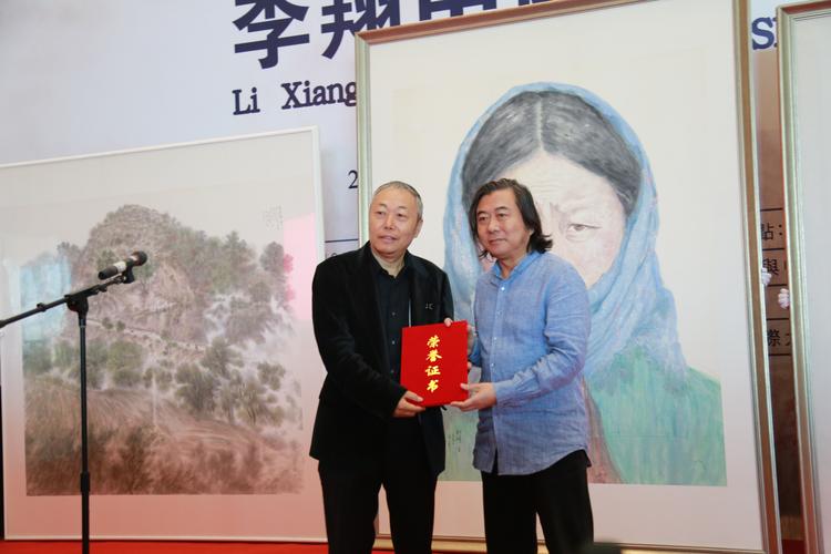 李翔在展览现场向山东美术馆捐赠10幅书画作品,引起震撼!